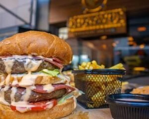 BRAAVOS-Lounge-مطعم-برايفوس-لاونج